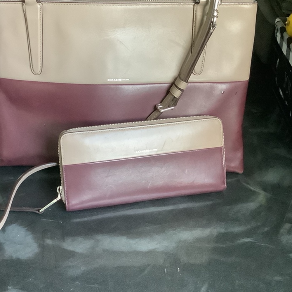 Coach Borough/Wallet Set - Picture 3 of 14